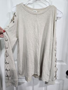BKE Cold Shoulder Lace-Up Sleeve Women's Sweater - Cream